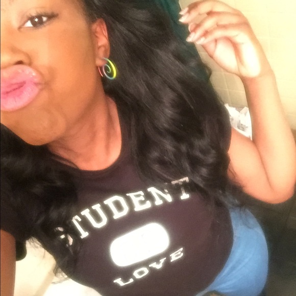 Profile Picture of Danielle Rivers (@danniielle) on Poshmark