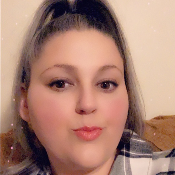 Profile Picture of Heather Matthews (@hnm79) on Poshmark