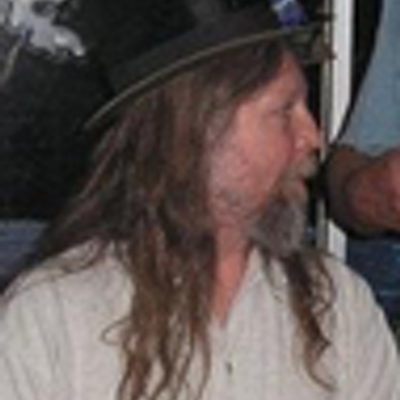 Profile Picture of Robert Lindquist (@knivesasart) on Twitter