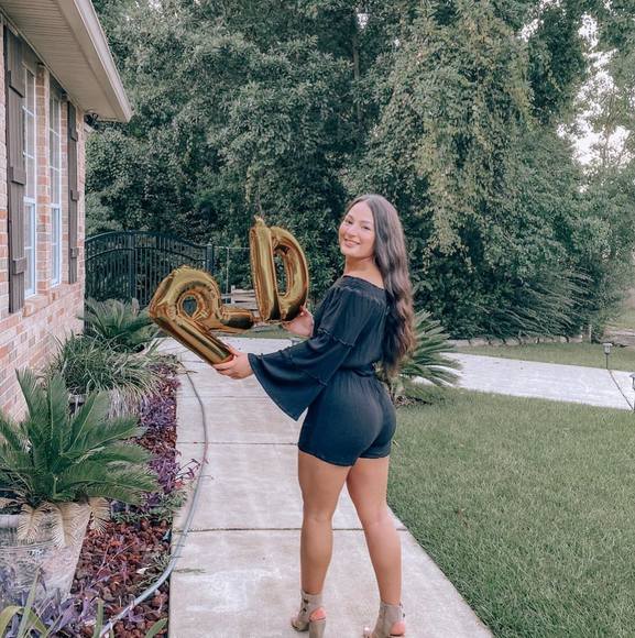 Profile Picture of Savanna Baumgartner (@savbaumgartner) on Poshmark