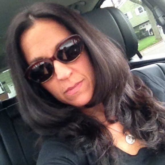 Profile Picture of Anna Pasqualone (@annapizza73) on Poshmark