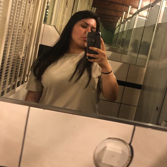 Profile Picture of Elizabeth Borjas (@lizborjas3) on Poshmark
