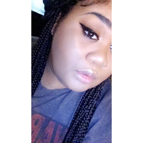 Profile Picture of Diamonique Dirden (@zyra1991) on Poshmark