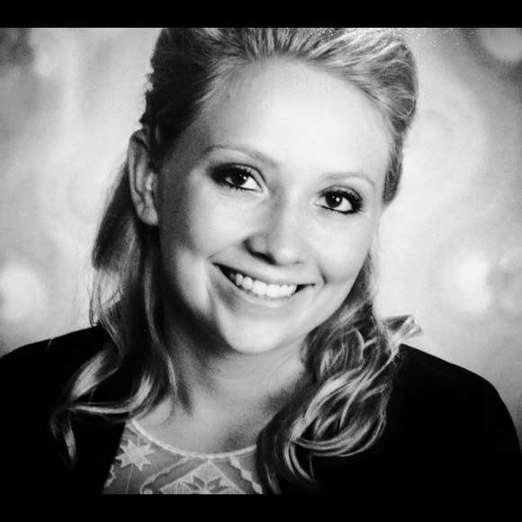Profile Picture of Emily Carlton (@hairstylist1020) on Poshmark