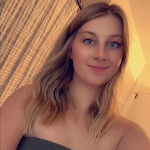 Profile Picture of Adrianna Phelps (@adriannaphelps) on Poshmark