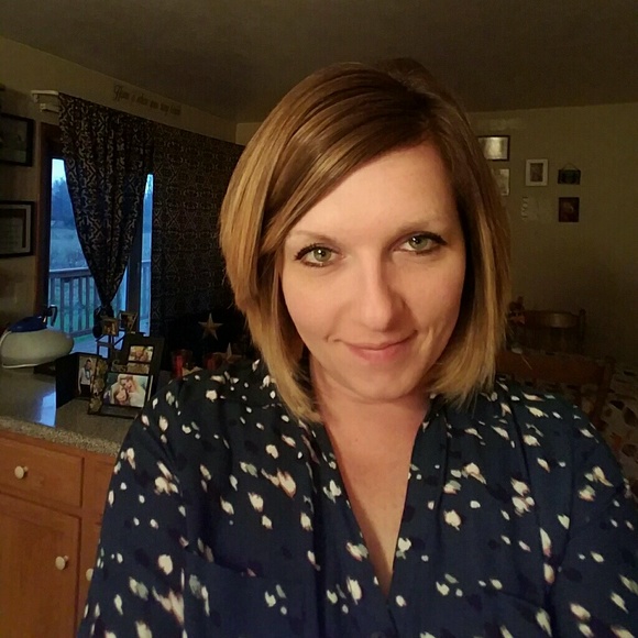 Profile Picture of Sara Vogt (@slynnvw9) on Poshmark