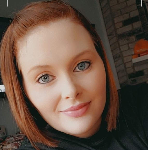 Amanda Bratton - Poshmark Profile Picture of Amanda Bratton (@amanda_bratton) on Poshmark