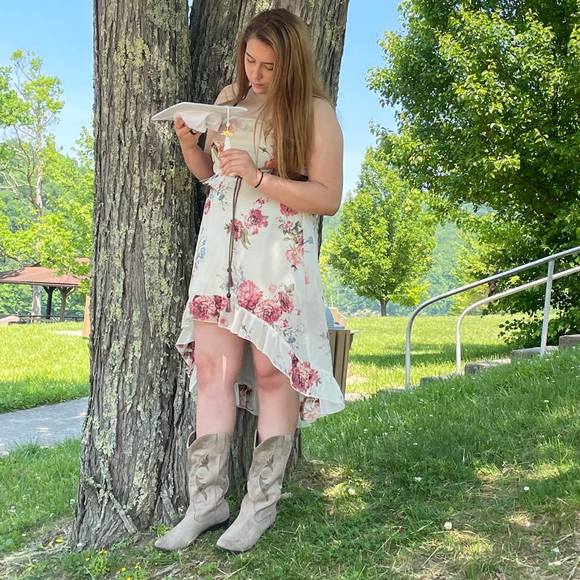 Profile Picture of Kaitlyn Puffenbarger (@k_puffenbarger) on Poshmark