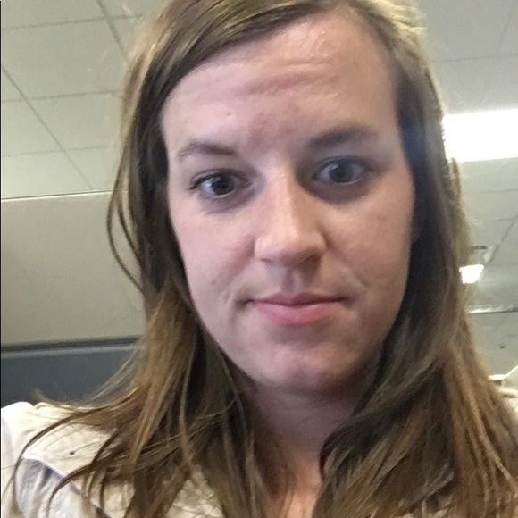 Profile Picture of Ashley Sharp (@sharpie92) on Poshmark