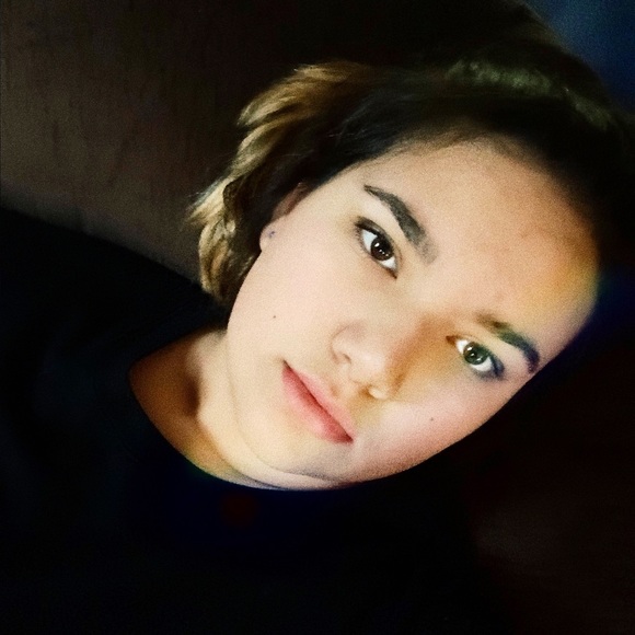 Profile Picture of Samantha Quatrano (@samqua) on Poshmark