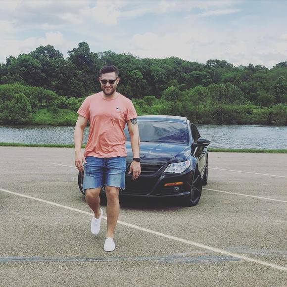 Profile Picture of Jesse Norman (@sharkinthedeals) on Poshmark