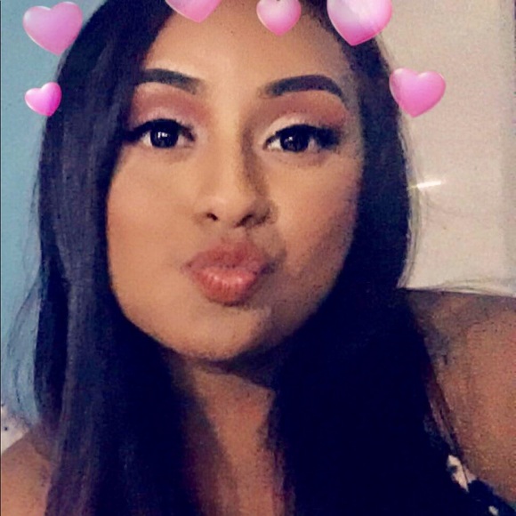 Profile Picture of Sandra Garcia (@sandyyyw) on Poshmark