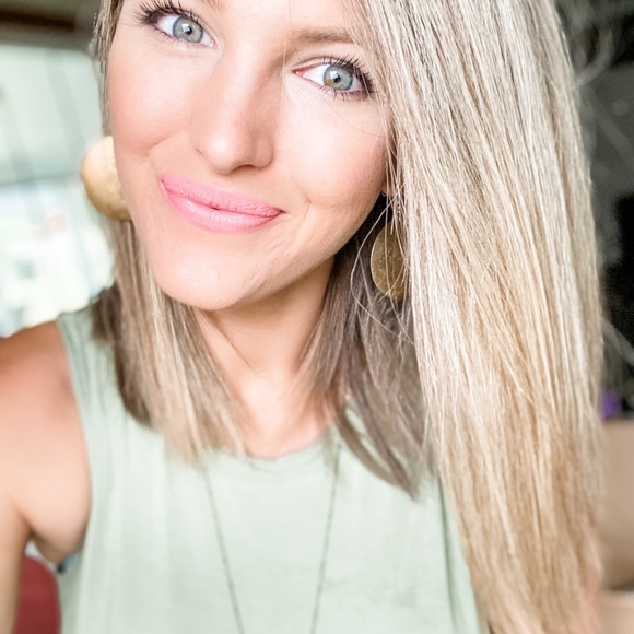 Profile Picture of Lindsey Pettit (@lindseypettit_) on Poshmark