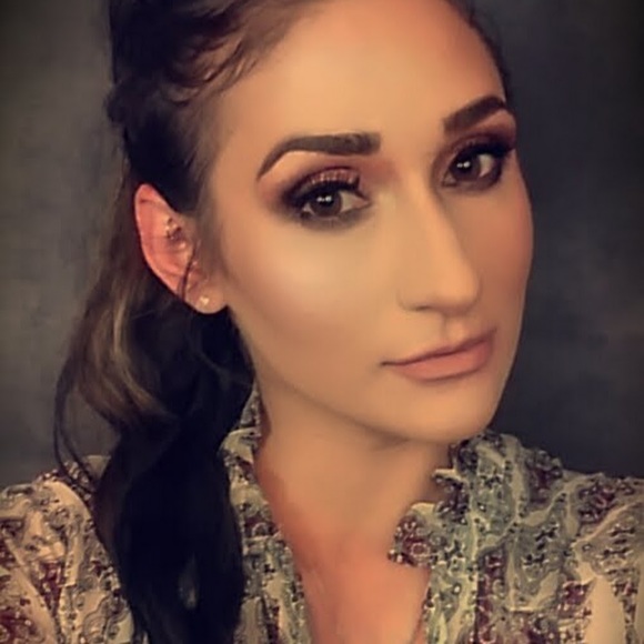 Profile Picture of Ashley lamora Makeupjunkie26 (@amakeupjunkie26) on Poshmark