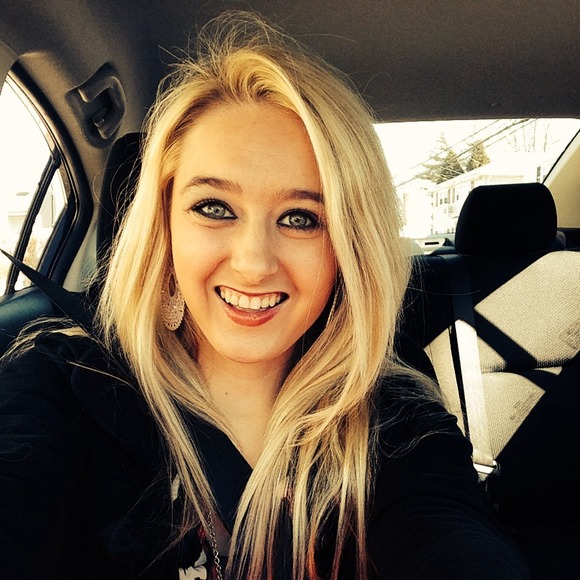 Profile Picture of Vanissa Glazier (@vglazier) on Poshmark