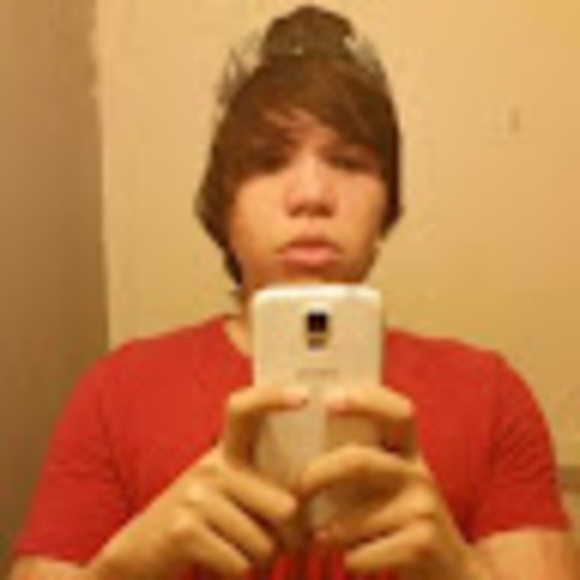 Profile Picture of Raynell Nieves (@ray7771) on Poshmark