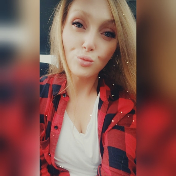 Profile Picture of Rachel Makus (@rachelmakus) on Poshmark