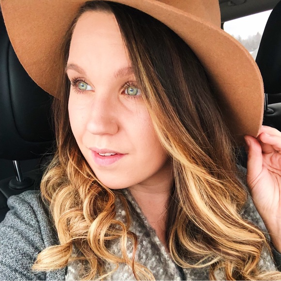 Profile Picture of Taylor Plett (@taylorplett) on Poshmark
