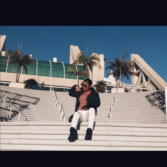 Profile Picture of Ariyana Pamplin (@baybearii) on Poshmark