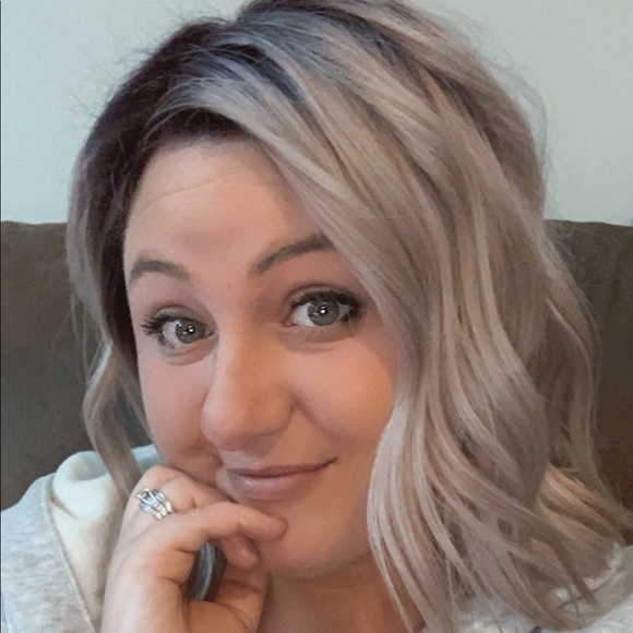 Profile Picture of Sam Wall (@samwall2019) on Poshmark