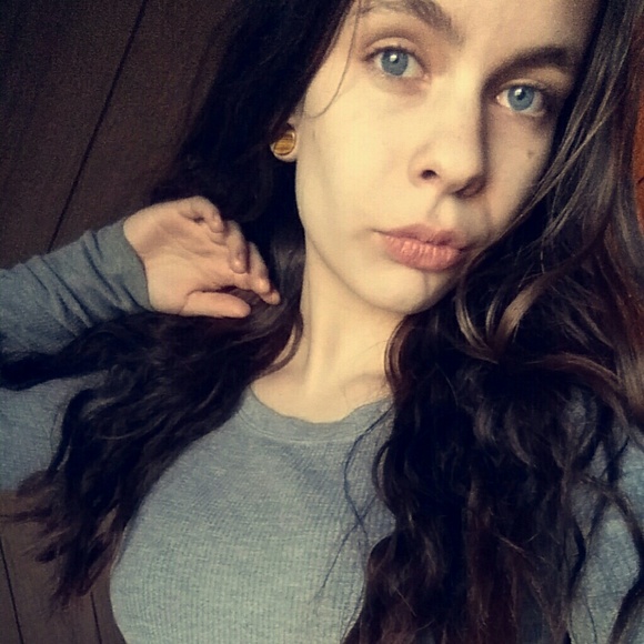 Profile Picture of Samantha Wienecke (@duckfart) on Poshmark