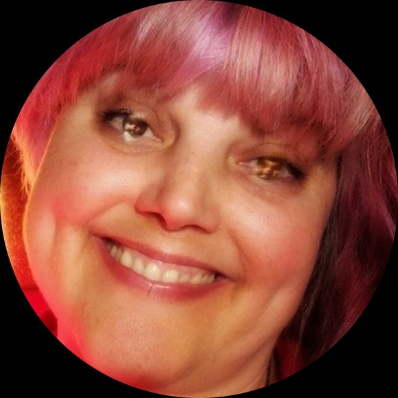 Profile Picture of La Rideout (@lovemthings) on Poshmark