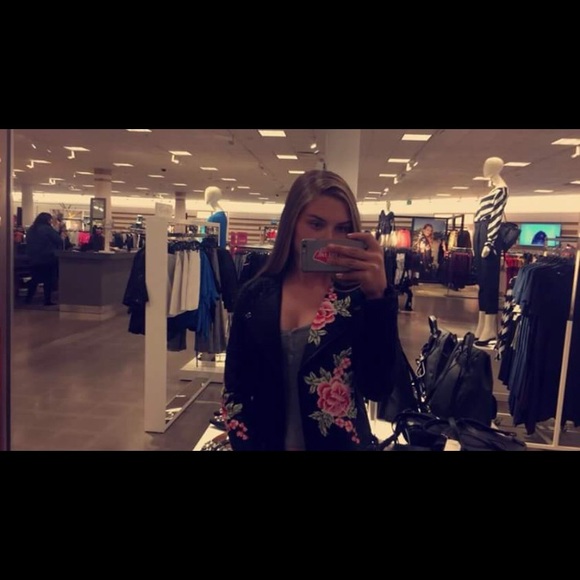 Profile Picture of Savannah Nunnally (@s_nunnally) on Poshmark