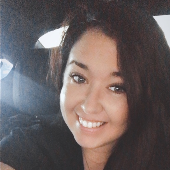 Profile Picture of Amanda Brower (@amandakb1990) on Poshmark