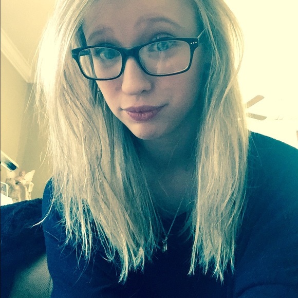 Profile Picture of Lauren Peters (@laurenpetaz) on Poshmark