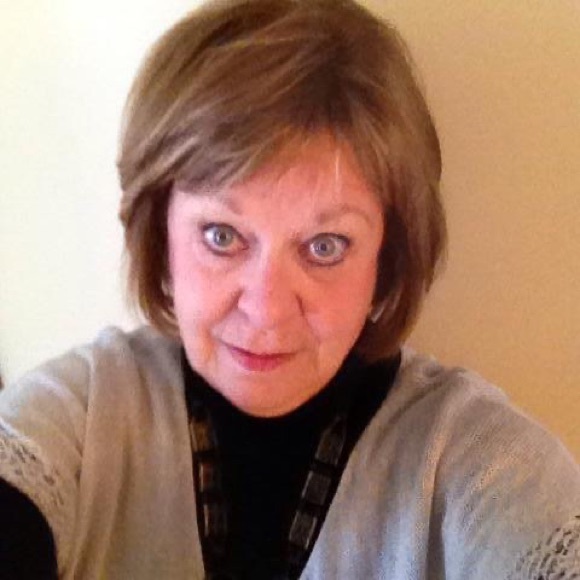 Profile Picture of Mia Pearson (@miajpearson) on Poshmark