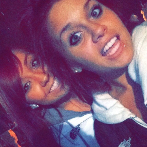 Profile Picture of Danielle Gannon (@daniellenicolex) on Poshmark