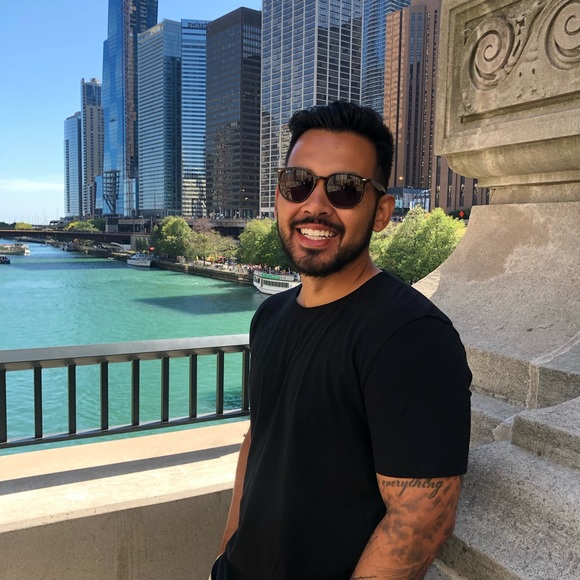 Profile Picture of Victor Fernandes (@vicaugfer) on Poshmark