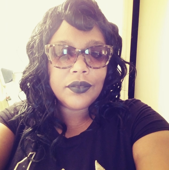Profile Picture of Leslie Strhan (@kayshyne) on Poshmark