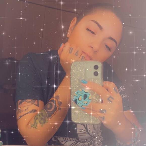 Profile Picture of Amberlee Colon (@amberlee27) on Poshmark