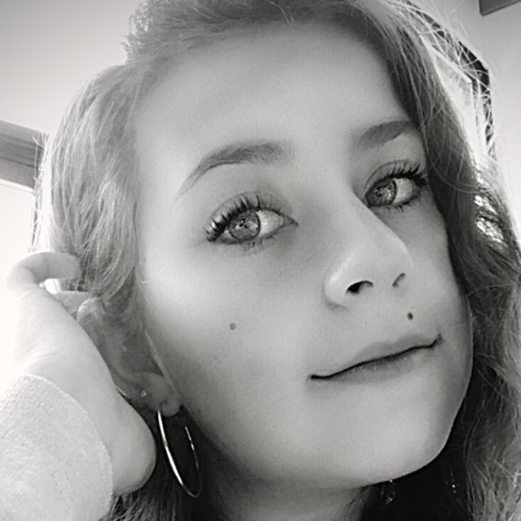 Profile Picture of Talia Wallerstein (@talia__w) on Poshmark