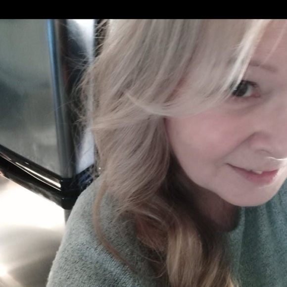 Profile Picture of Christine Macleod (@kits_avon) on Poshmark