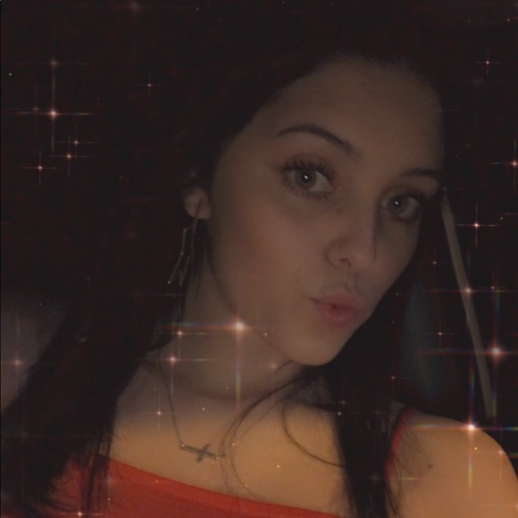 Ashley Ringlein - Poshmark Profile Picture of Ashley Ringlein (@ashleyyroseee) on Poshmark