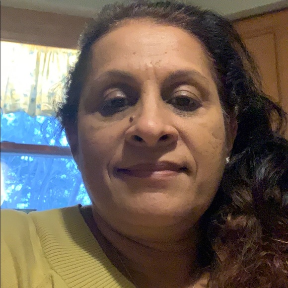 Profile Picture of Venus Karunaratne (@vkaru) on Poshmark