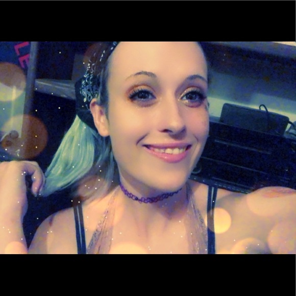 Profile Picture of Hope Watson (@hope00watson) on Poshmark