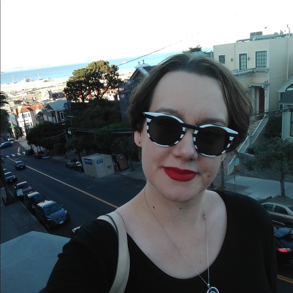 Profile Picture of Amanda Labello (@amandalabello) on Poshmark