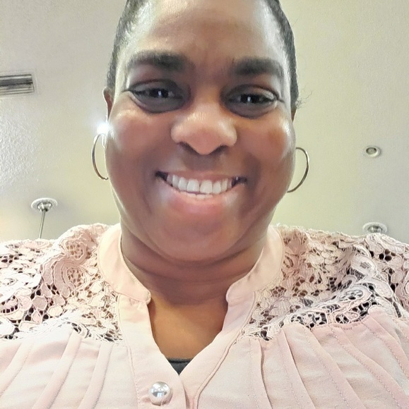 Profile Picture of Donna Evans (@bade4) on Poshmark