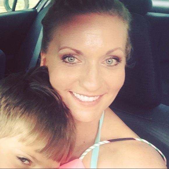 Profile Picture of Amy Pace (@29022amyp) on Poshmark