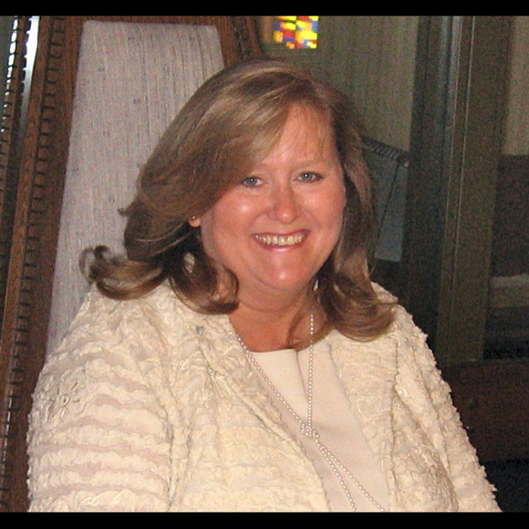 Profile Picture of Lisa Lowe (@lelowe64) on Poshmark