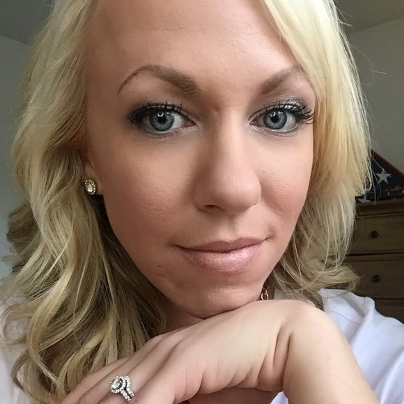 Profile Picture of Anna Langmaack (@stylebyanna) on Poshmark