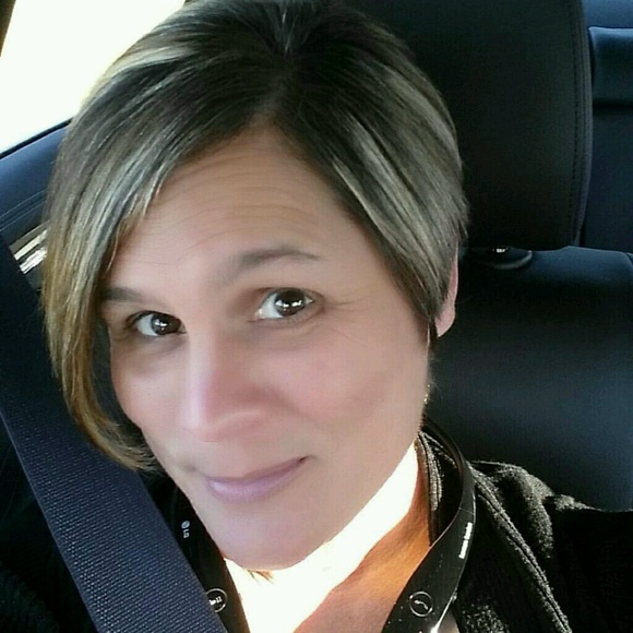 Profile Picture of Leslie Adams (@adamscl09) on Poshmark
