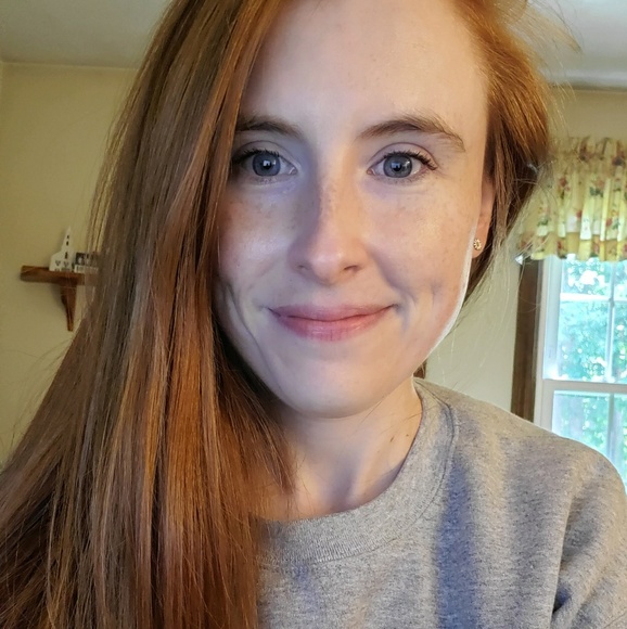 Profile Picture of Hillary Andrews (@hillary_andrews) on Poshmark