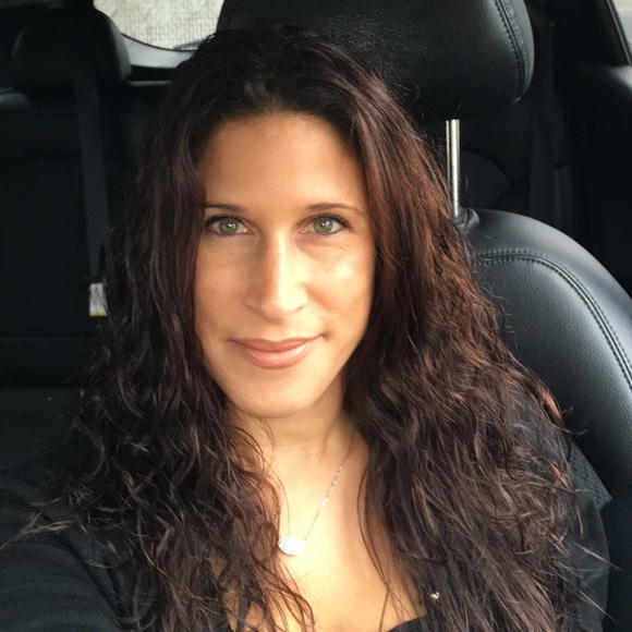 Profile Picture of Elizabeth Baumel (@ebaumel) on Poshmark