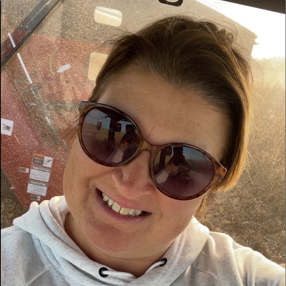 Profile Picture of Dawn Anderson (@aliiandersonnn) on Poshmark