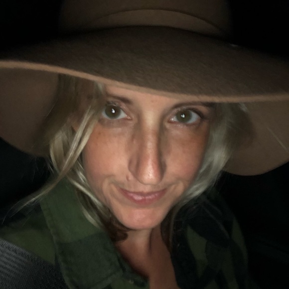 Profile Picture of Julie Feetterer (@julsyellowbox44) on Poshmark