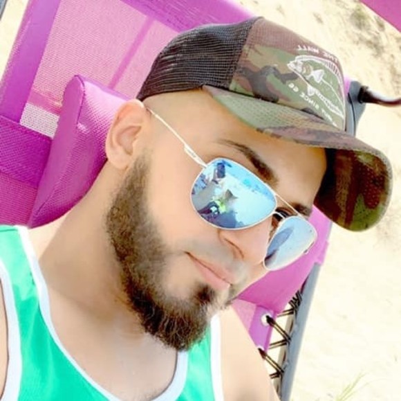 Profile Picture of Daniel Arango (@pipear) on Poshmark